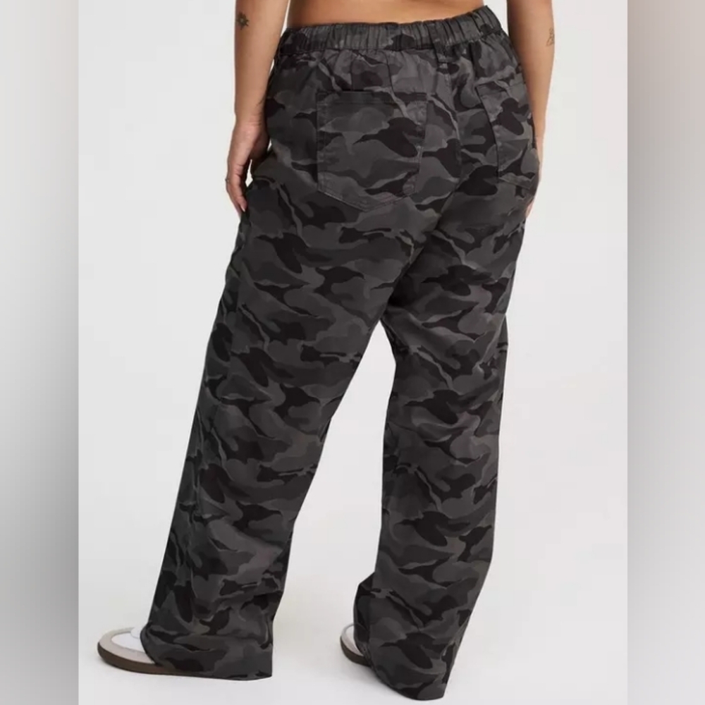 NWTS Torrid Black & Grey Camouflage Weekend Mid-Rise Wide Leg Pants | Size 4 - Picture 4 of 5